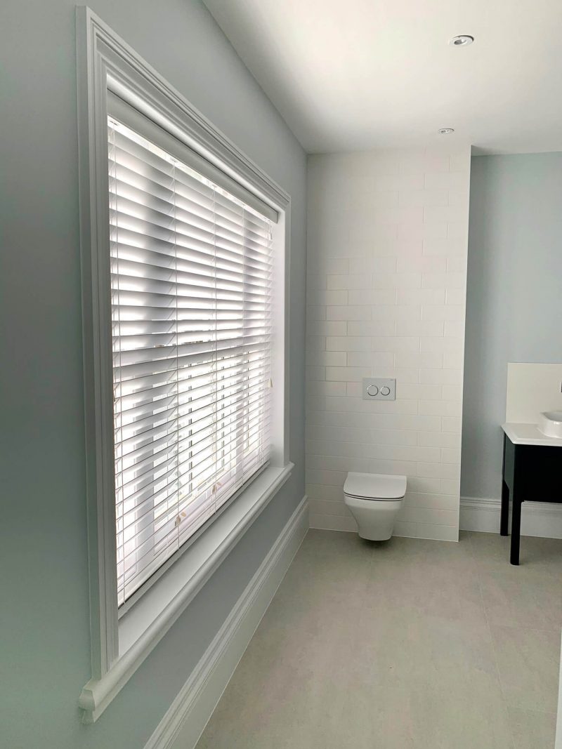 Wood Venetian blinds with discreet cords